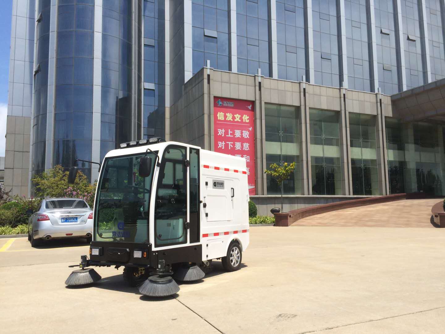 工業(yè)園區(qū)采購(gòu)鼎潔盛世電動(dòng)掃地機(jī)改善灰塵66